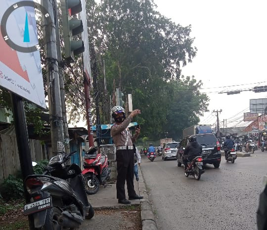 Polsek Bekasi Barat Laksanakan Pengaturan Lalu Lintas di Hari Libur