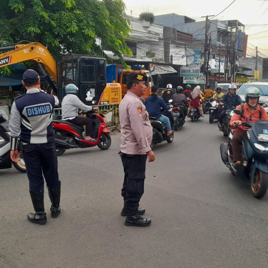 Sebar Anggota di 8 Titik Rawan Kemacetan, Kapolsek Pondokgede turun langsung lakukan pengaturan lalulintas