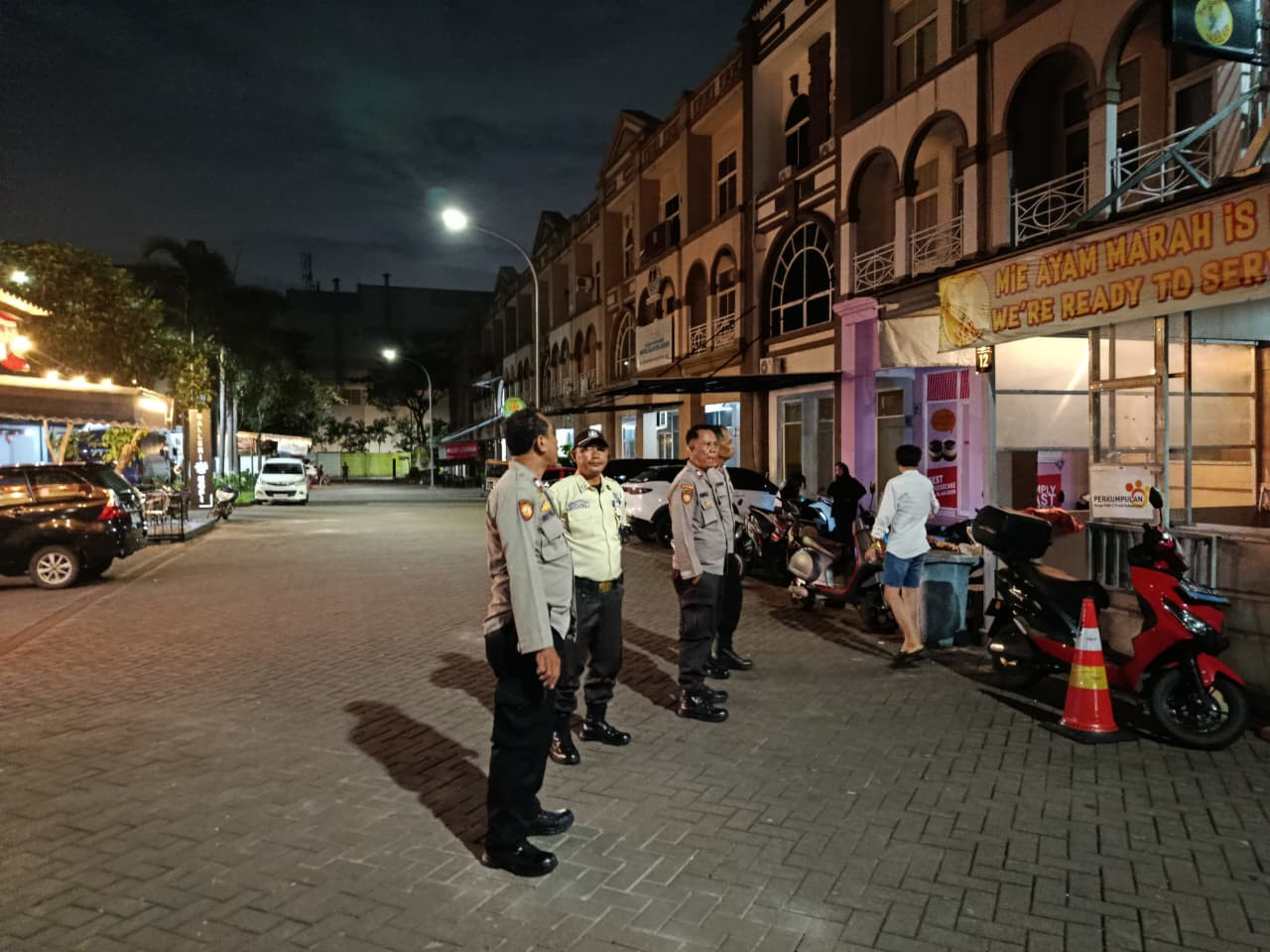 Polsek Bekasi Selatan Gelar Patroli Malam, Pantau Obyek Vital hingga Pemukiman