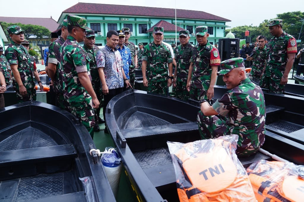 TNI Salurkan 70 Boat Polyethylene untuk Bantu Penanggulangan Banjir di Bekasi