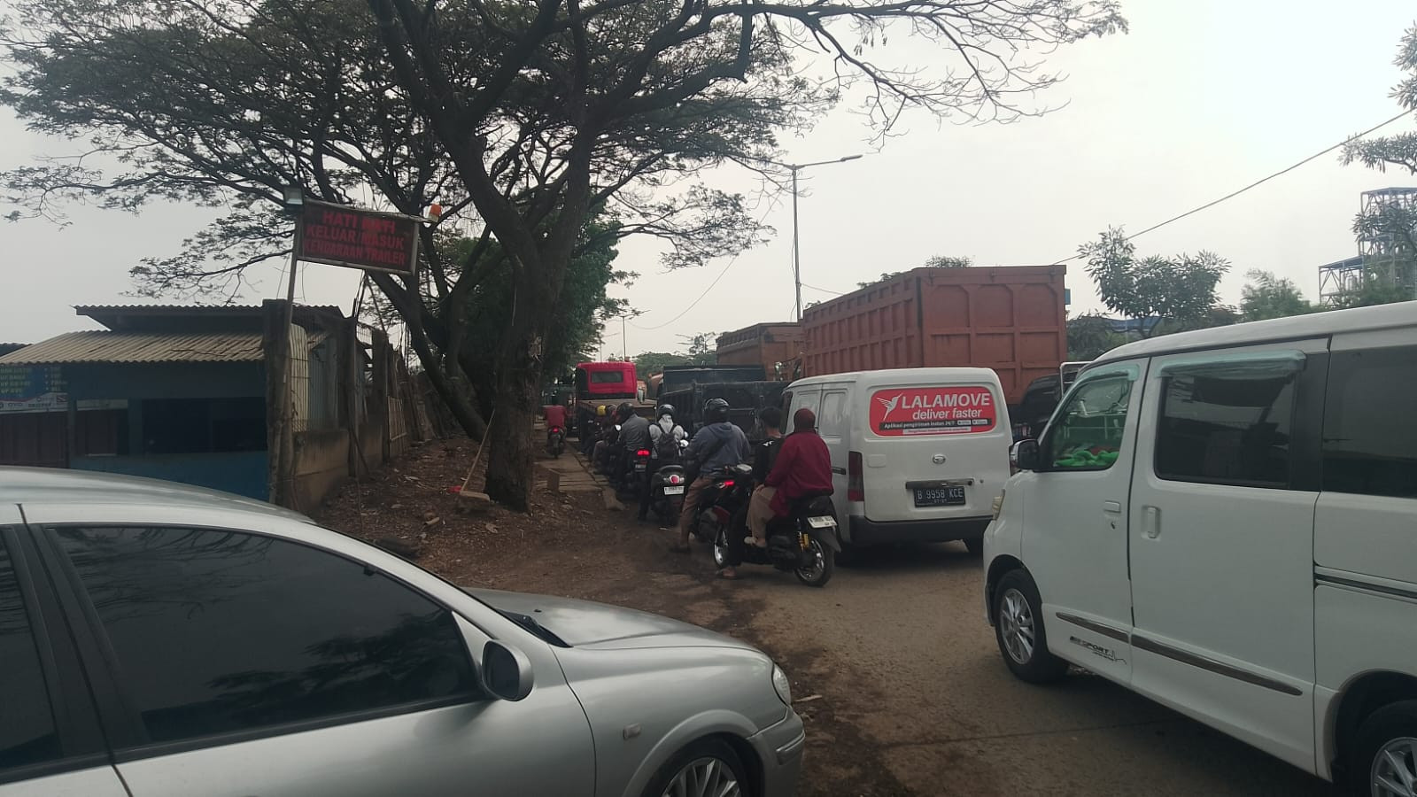 Arus Lalu Lintas Tersendat, Jalan Marunda-Cilincing Kembali Dilanda Kemacetan
