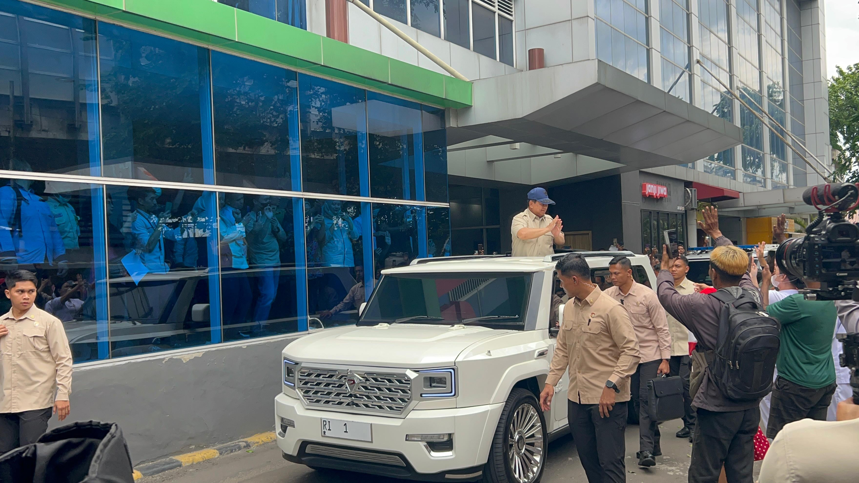 Kapolres Metro Jakut Gelar Pengamanan Presiden Prabowo Subianto Jenguk Korban Insiden di RSUD Koja