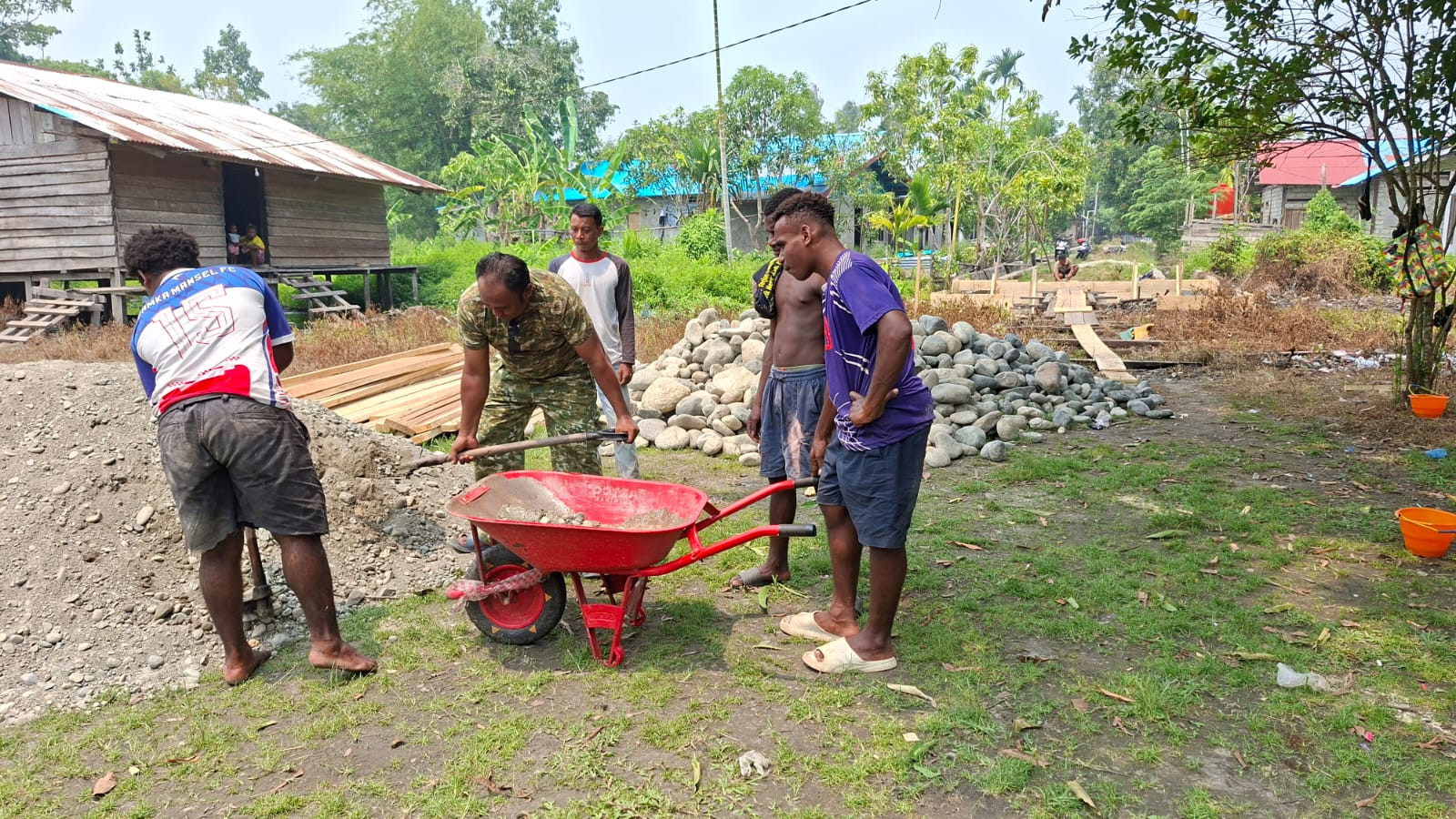 Pembangunan Jembatan Terus Dikebut, Satgas TMMD ke-130 Kodim 1808/Mansel Pasang Begisting Pondasi