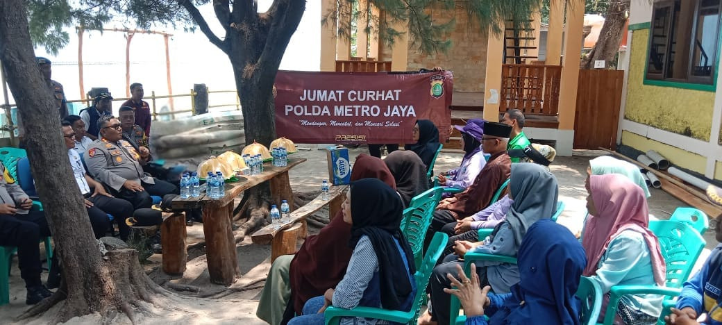 Kapolres Kepulauan Seribu AKBP Ajie Lukman Hidayat Gelar Jumat Curhat di Pulau Pari, Serap Aspirasi Warga Demi Kamtibmas Kondusif