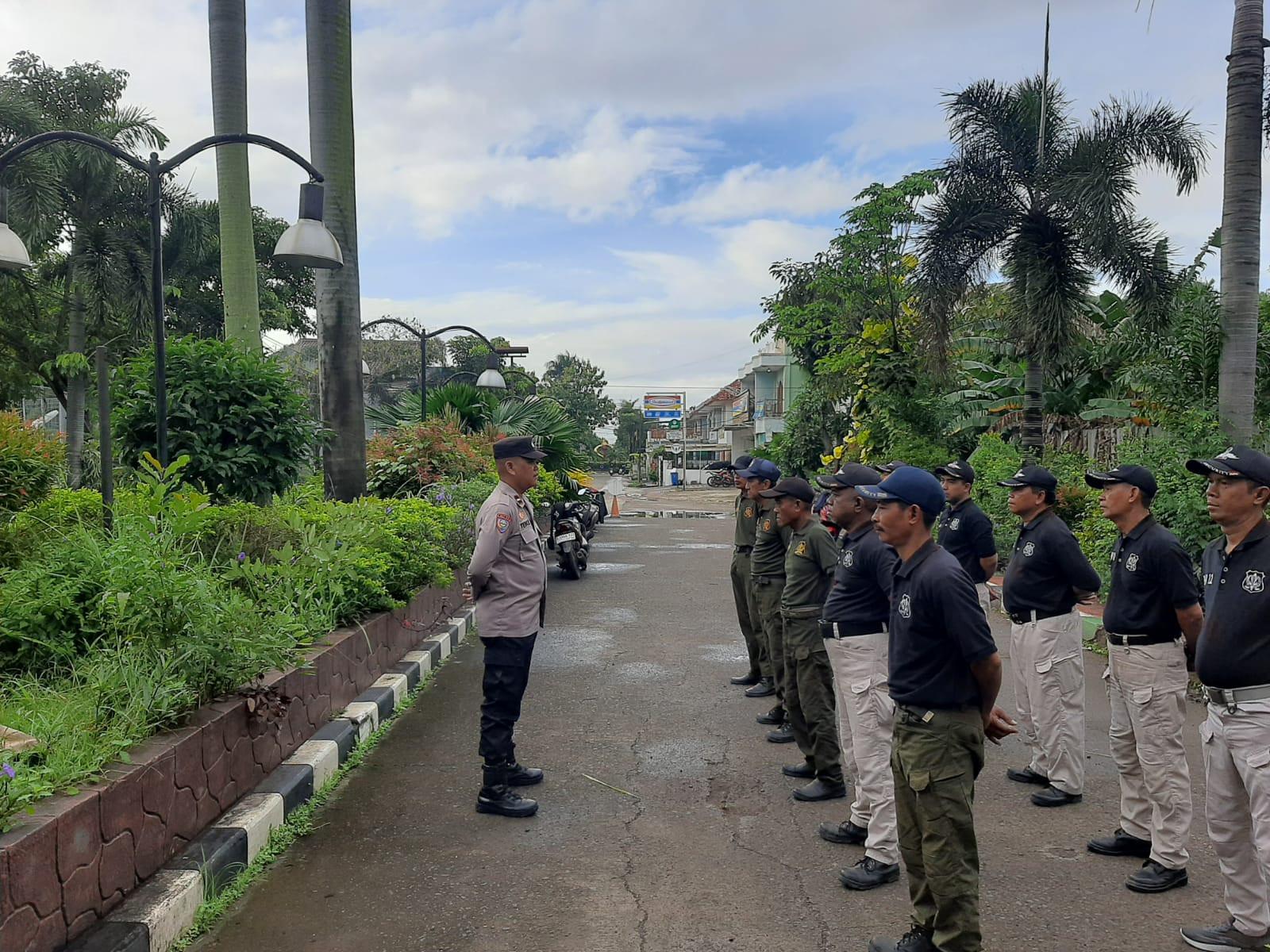 Bhabinkamtibmas Bintara Polsek Bekasi Barat Berikan Pelatihan dan Pembinaan Satpam Lingkungan RW.012