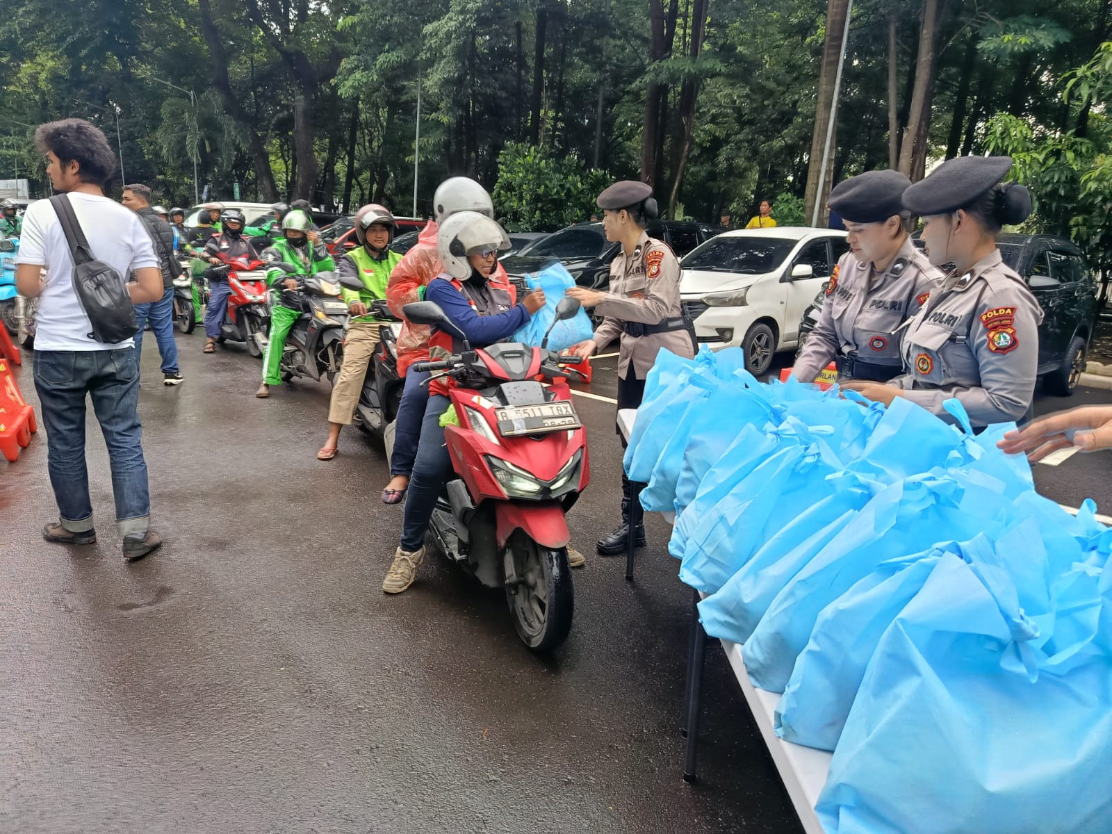 Jumat Peduli Polda Metro Jaya: 350 Paket Sembako Disalurkan ke Driver Ojol dan PHL