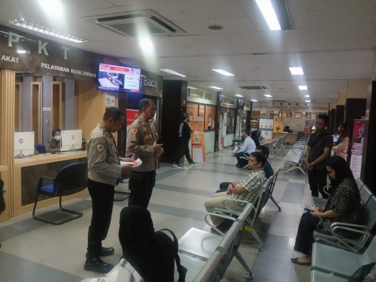Itwasda Polda Metro Jaya Sosialisasikan SP4N-Lapor ke Warga Pembuat Laporan Polisi di SPKT