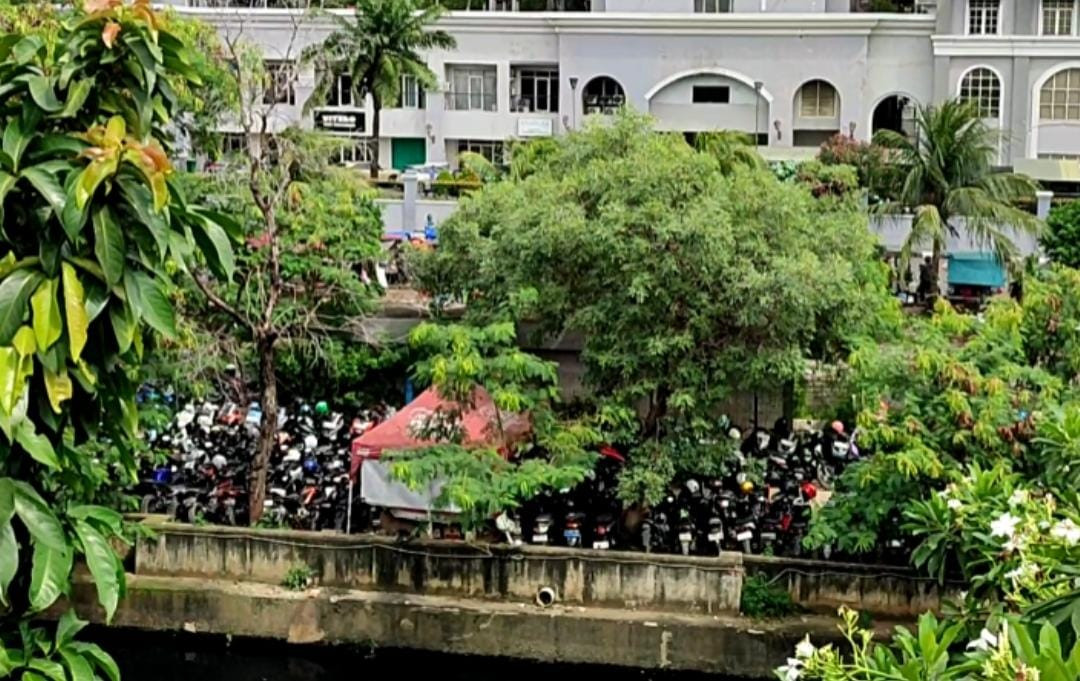 Parkir Liar Kuasai Jalan Inspeksi Kali Sunter, Warga Kelapa Gading Resah