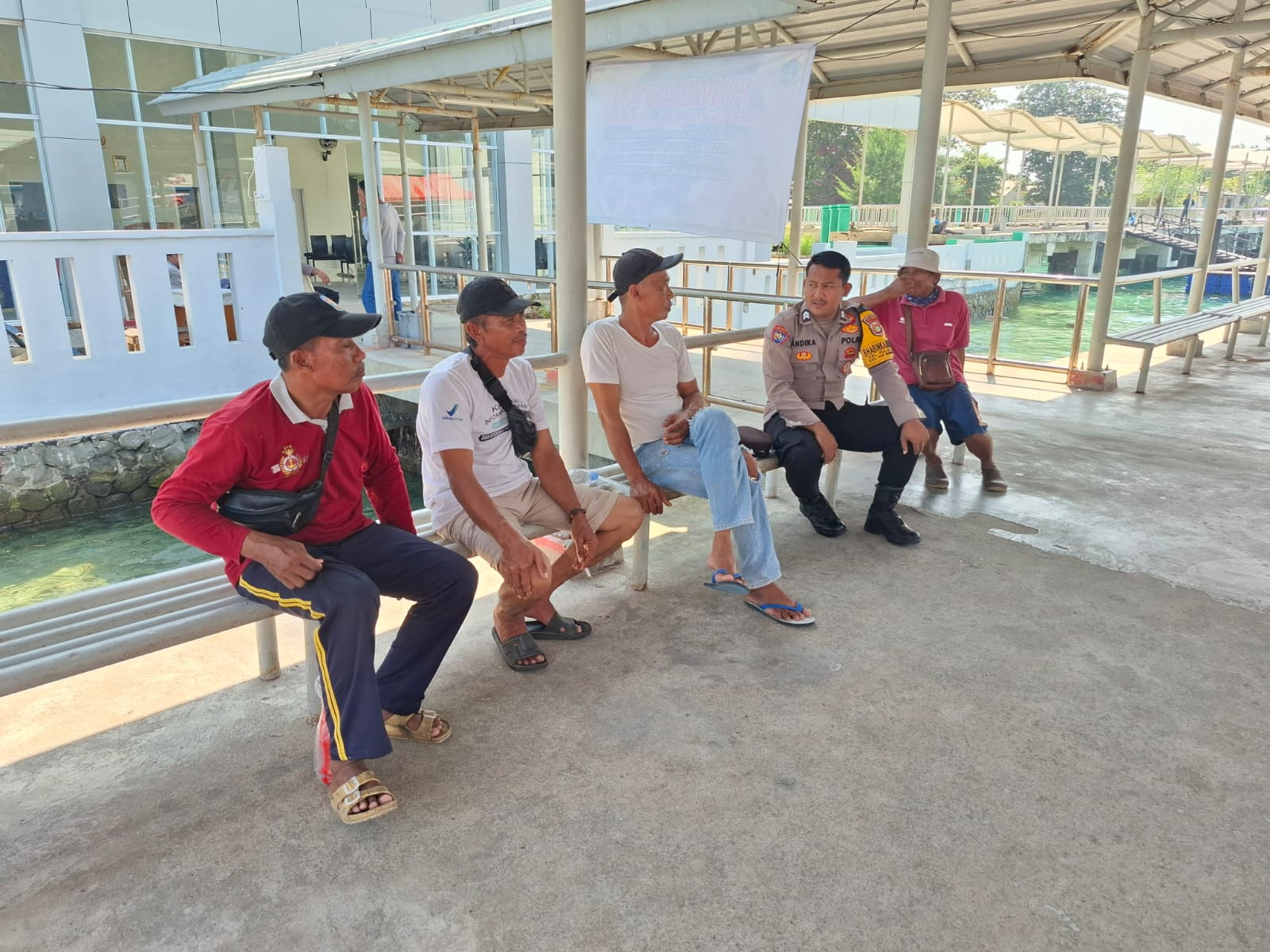 Cooling System Polres Kepulauan Seribu: Bhabinkamtibmas Pulau Tidung Sambangi Tokoh Warga Bangun Kedekatan