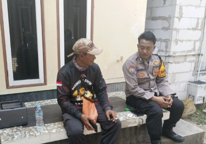 Bhabinkamtibmas Pulau Pari Sambang Tomas, Ajak Warga Tolak Premanisme dan Judi Online