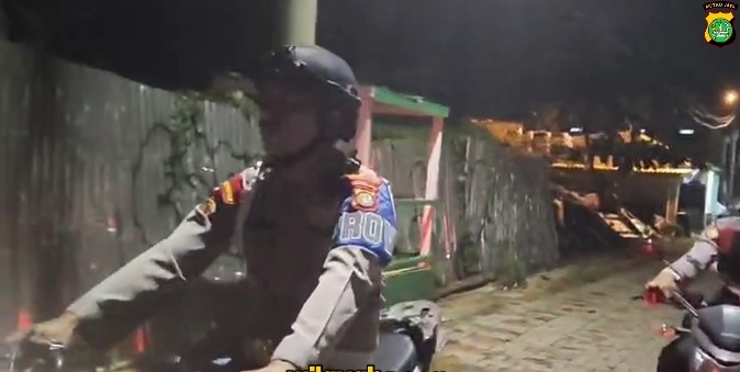 Patroli Malam dan Pengecekan Pos Siskamling, Polsek Kepulauan Seribu Utara Perkuat Sinergi dengan Warga