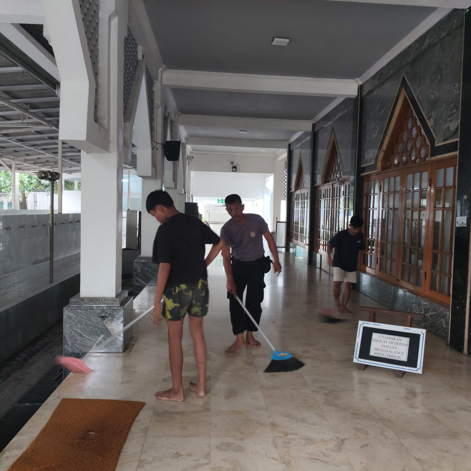 Tiga Remaja Balap Liar Diamankan, Diberi Hukuman Sosial Bersihkan Masjid