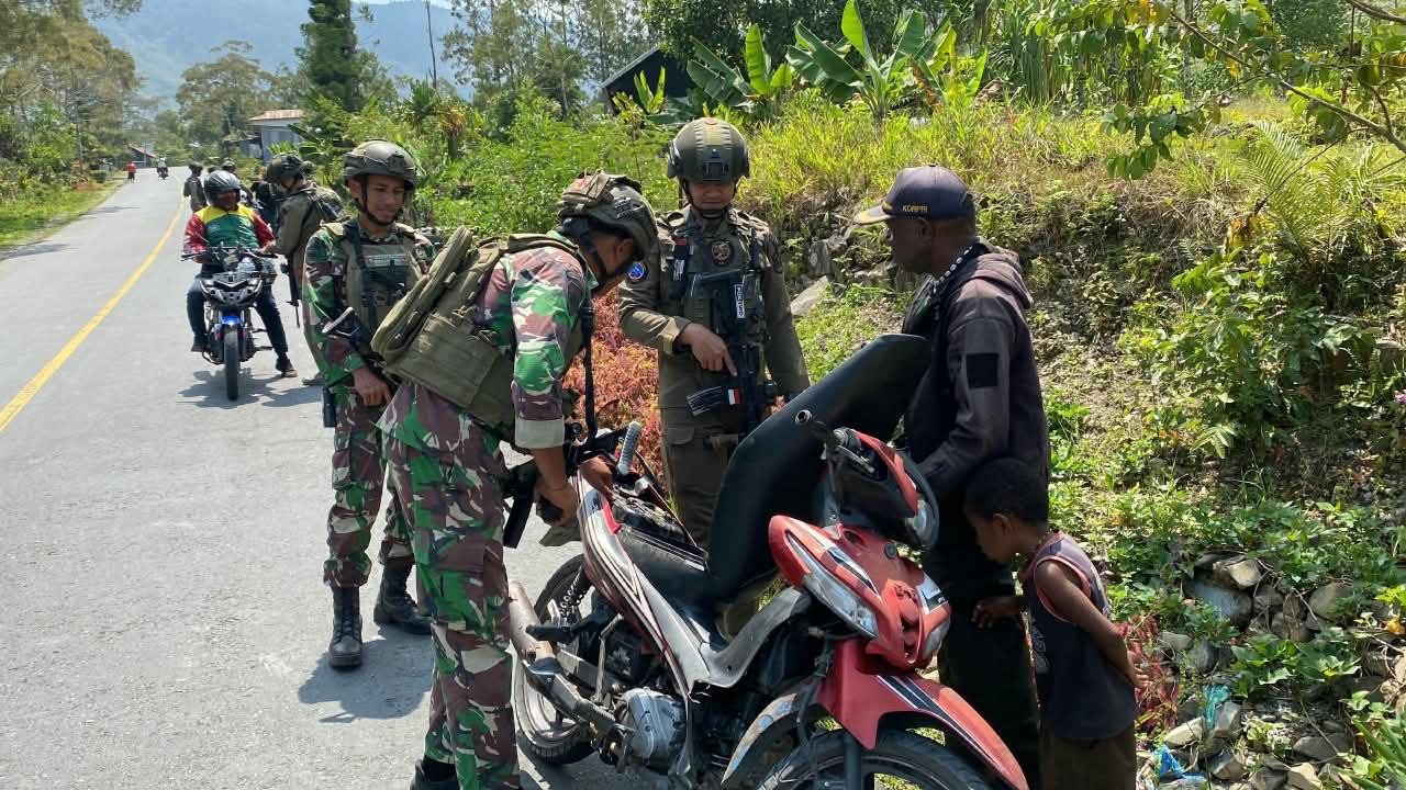 MENYAPA WARGA DAN MENJAGA KETENANGAN, PATROLI GABUNGAN SATGAS KEPOLISIAN OPERASI DAMAI CARTENZ DAN TNI DI MUARA