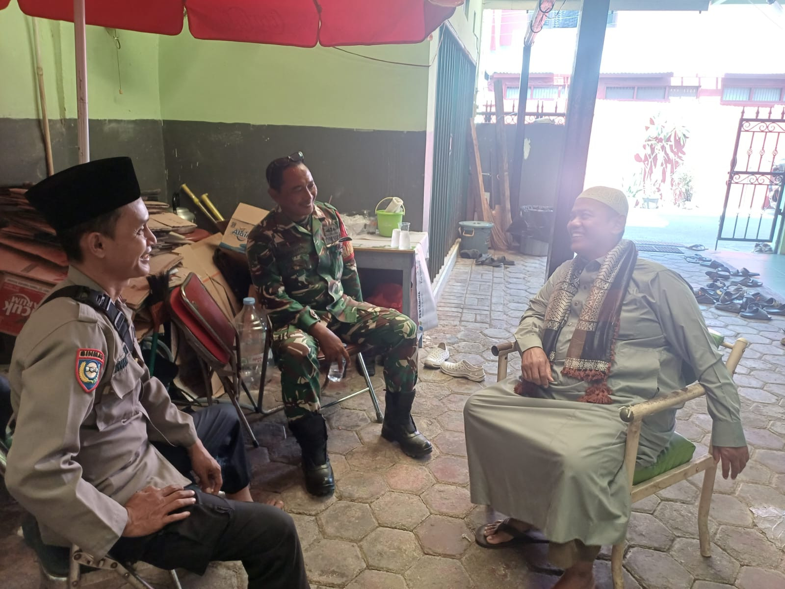 Sinergitas TNI-Polri Perkuat Kamtibmas, Bhabinkamtibmas dan Babinsa Sambangi Tokoh Agama di Bintarajaya