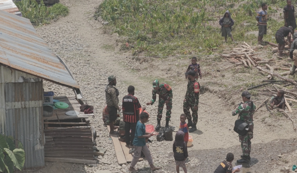 Babinsa 1714-01/Mulia Ulia Pererat Kemanunggalan TNI–Rakyat Melalui Anjangsana dan Bantuan Sembako di Kampung Kulon Enggame, Distrik Pagaleme