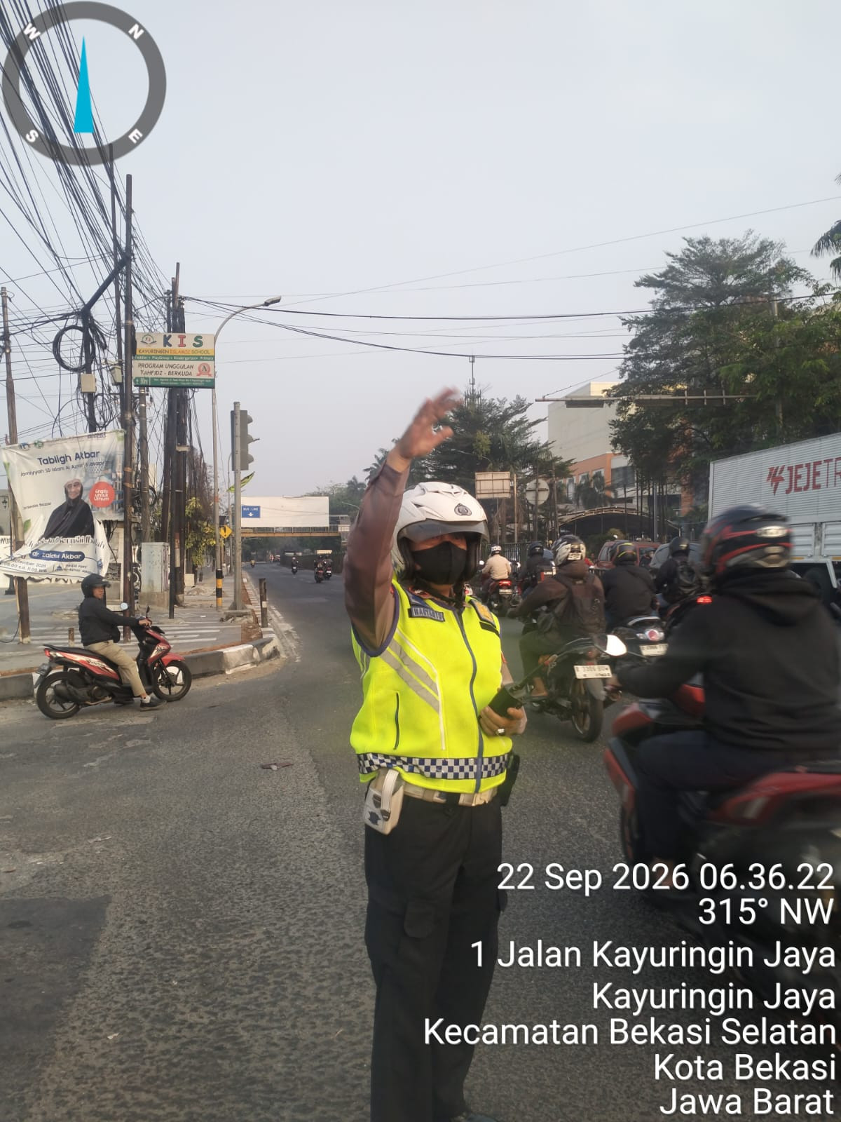 Jaga Jakarta On The Spot : Polsek Bekasi Barat Intensifkan Pengaturan Lalu Lintas Pagi, Bantu Warga Beraktivitas