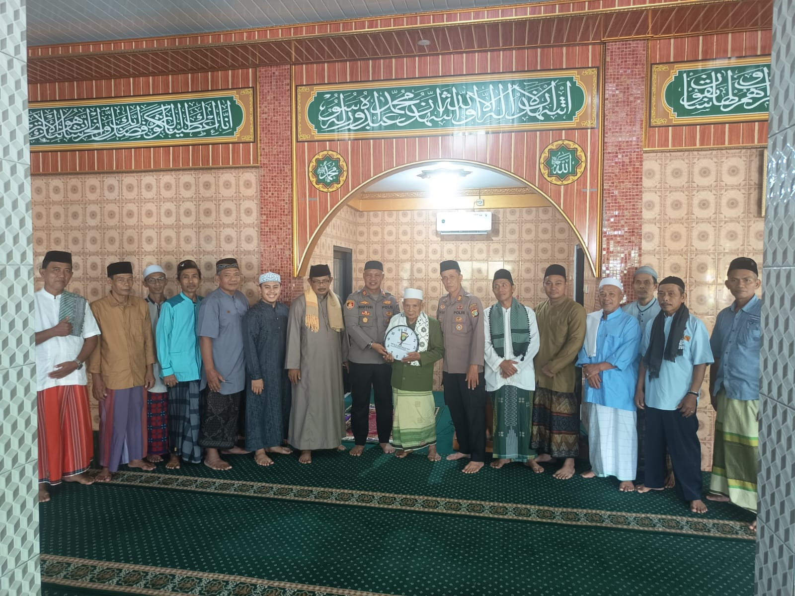 Kapolsek Bekasi Barat Sholat Jumat Keliling Ajak Warga Cegah Tawuran