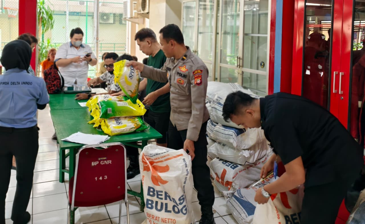 Polsek Kelapa Gading dan Bulog Gelar Gerakan Pangan Murah, Warga Antusias Dapatkan Beras SPHP Terjangkau