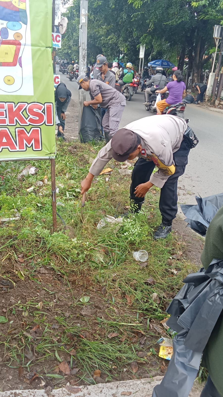 Giat Sabtu Bersih Bhabinkamtibmas Jakasampurna Polsek Bekasi Barat di Jl. Patriot Raya