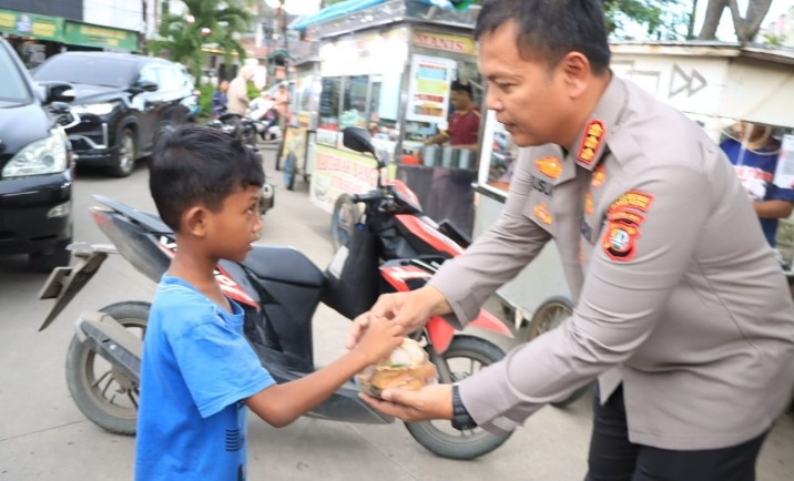 Ramadhan Peduli "Kapolres Berbagi Takjil Untuk Berbuka Puasa Warga Medansatria"
