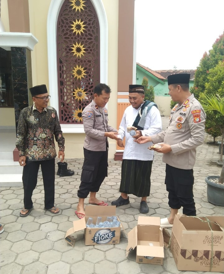 Kapolsek Cabangbungin Gelar Jum’at Berkah, Bagikan Makanan Usai Salat Jumat
