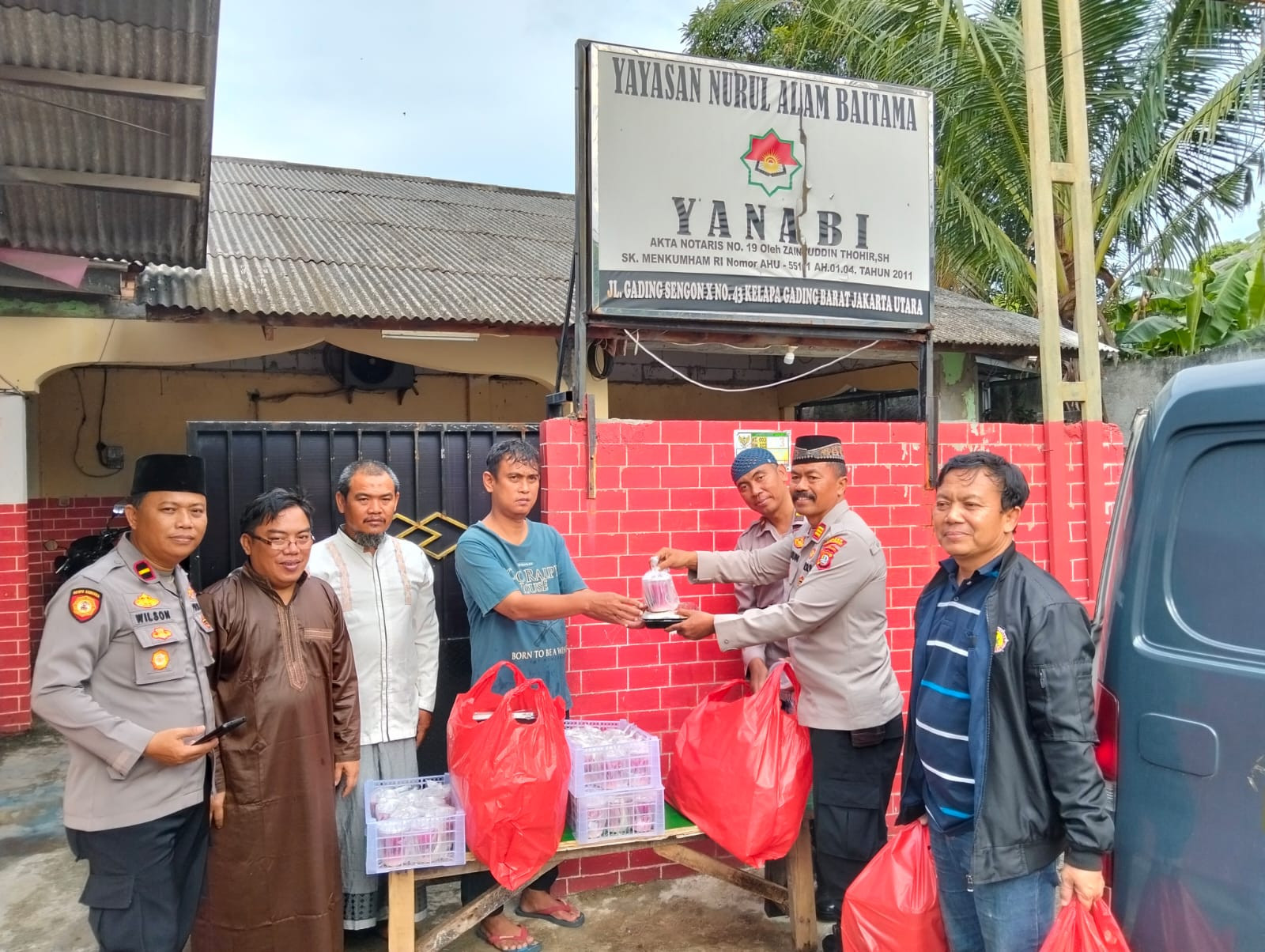 Polsek Kelapa Gading Bagikan Takjil Untuk Warga Kampung Rawa Sengon dan Sekitarnya
