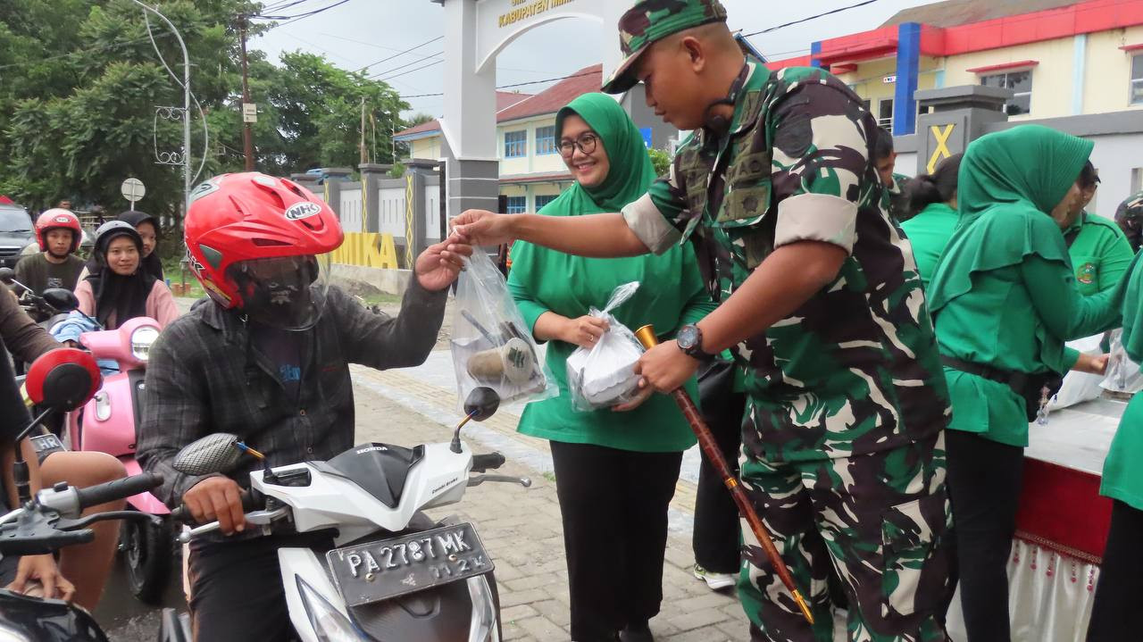 Warga Kodim 1710/Mimika Kembali Bagikan Takjil Gratis Buka Puasa Kepada Masyarakat Pengguna Jalan