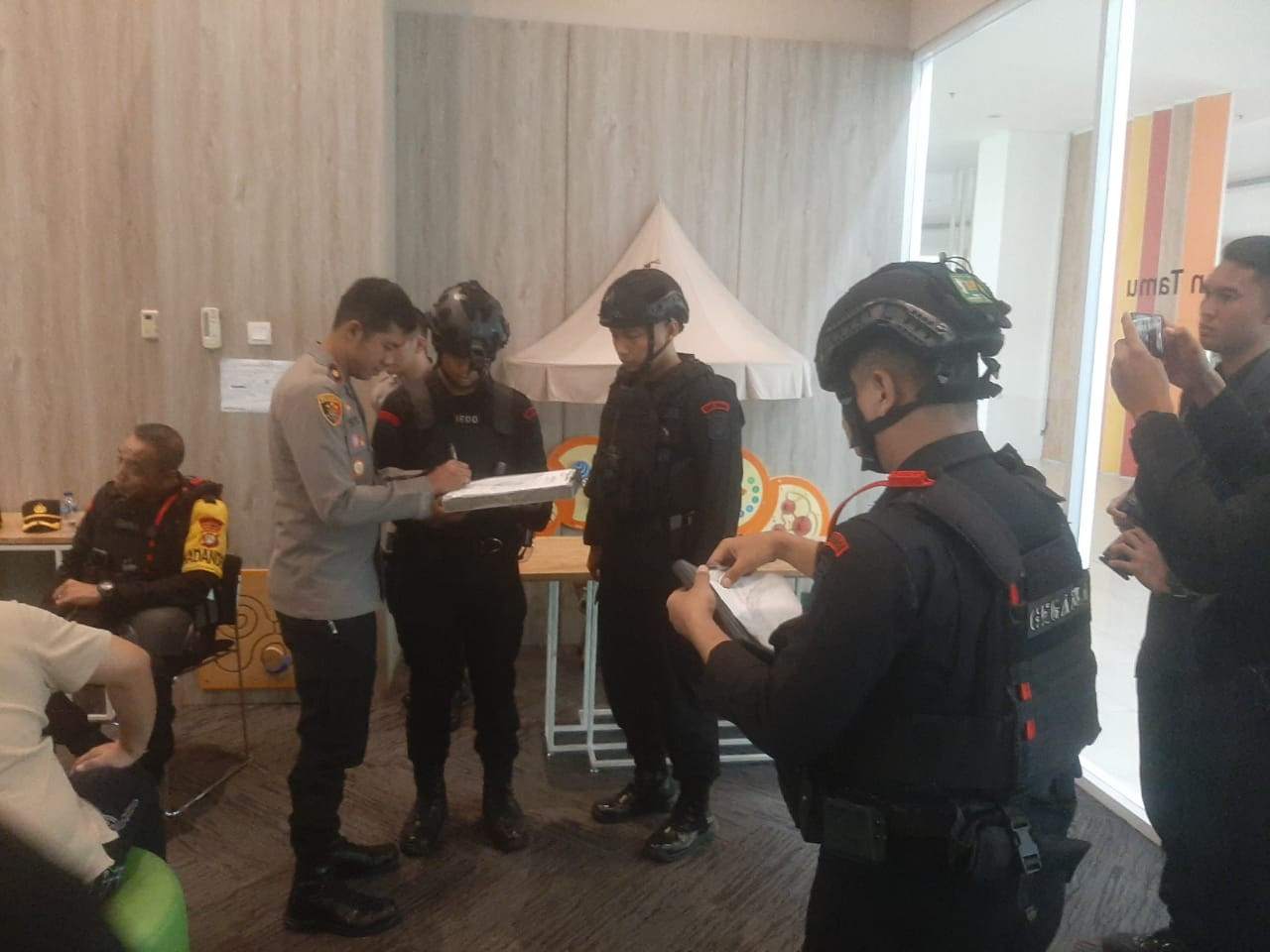 Polisi Tanggap Cepat - Tim Jibom Lakukan Penyisiran Terhadap Ancaman Teror Bom di Sekolah NJIS Kelapa Gading