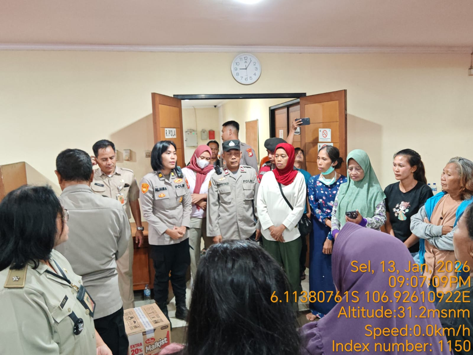 Polda Metro Jaya Salurkan Bantuan untuk Korban Banjir di Semper Timur, Jakarta Utara