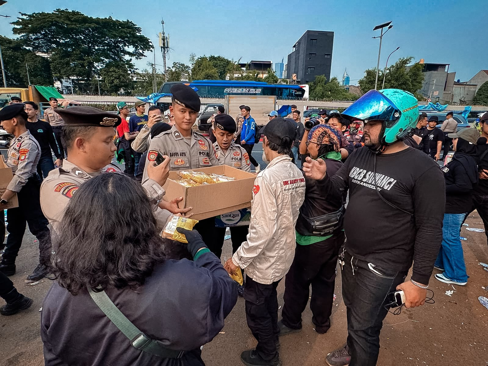 Polisi Bagikan Makanan dan Minuman kepada Peserta Aksi Buruh di DPR