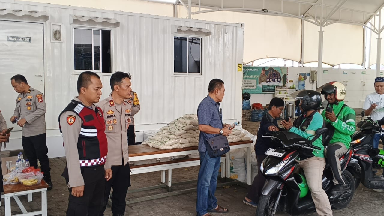 Polri Peduli Sesama, Masjid Al-Qohhar Gelar Bakti Sosial untuk Pengemudi Ojek Online di Penjaringan