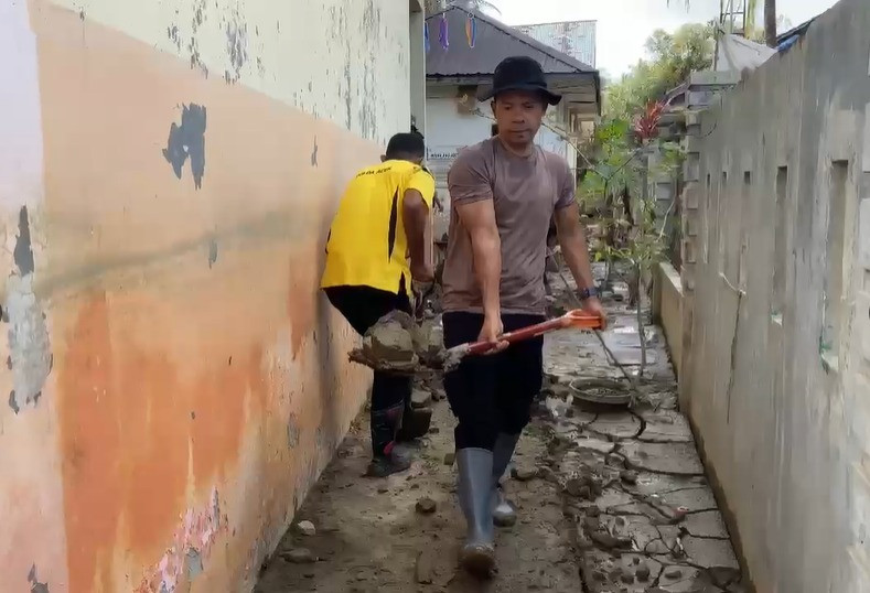 Pulihkan Sekolah Pascabanjir Bandang, Polres Bireuen Gotong Royong Bersihkan SD Negeri 11 Kutablang