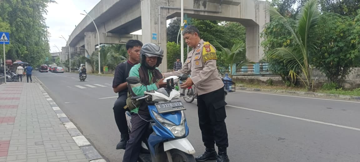 Polsek Kelapa Gading Gelar Jumat Berkah, Bagikan 50 Nasi Kotak untuk Ojol dan Warga
