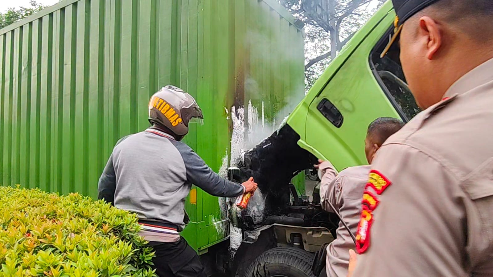 Truk Box Mendadak Terbakar di Dekat Pasar Tanah Tinggi, Personel Polres Metro Tangerang Kota Bergerak Cepat Selamatkan Sopir
