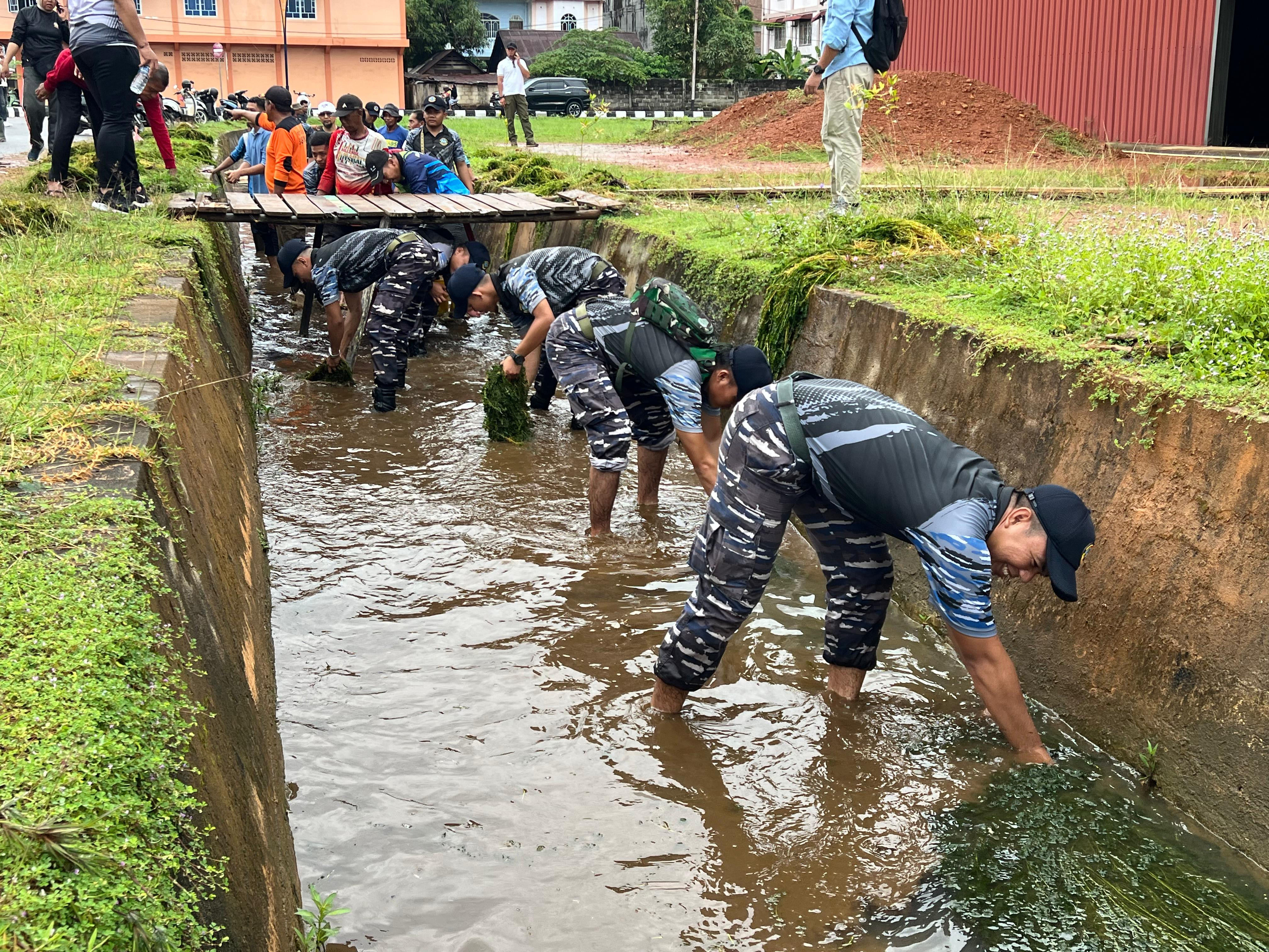 Wujud Nyata 8 Wajib TNI, Lanal Dabo Singkep Bersama Warga Gelar Gotong Royong di Tiga Lokasi Kecamatan Dabo