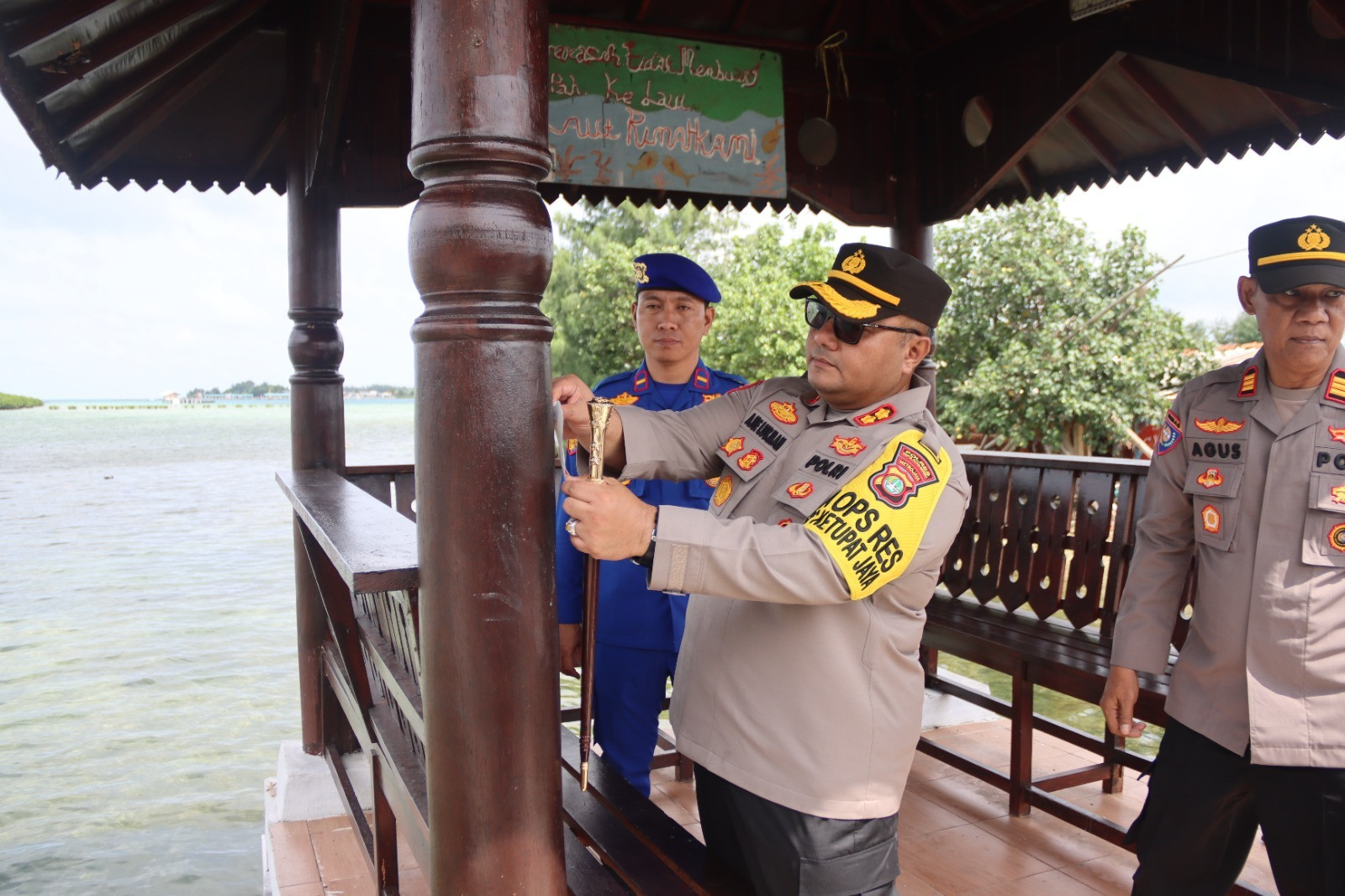 Kapolres Kepulauan Seribu AKBP Ajie Lukman Hidayat Tempelkan Stiker Hotline Polri 110 dan Himbauan Mudik Aman di Pulau Harapan