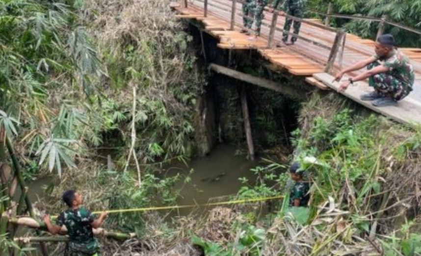 Wujud Nyata Kemanunggalan TNI - Rakyat, Jembatan Garuda di Kuta Pengkih Terus Dikebut