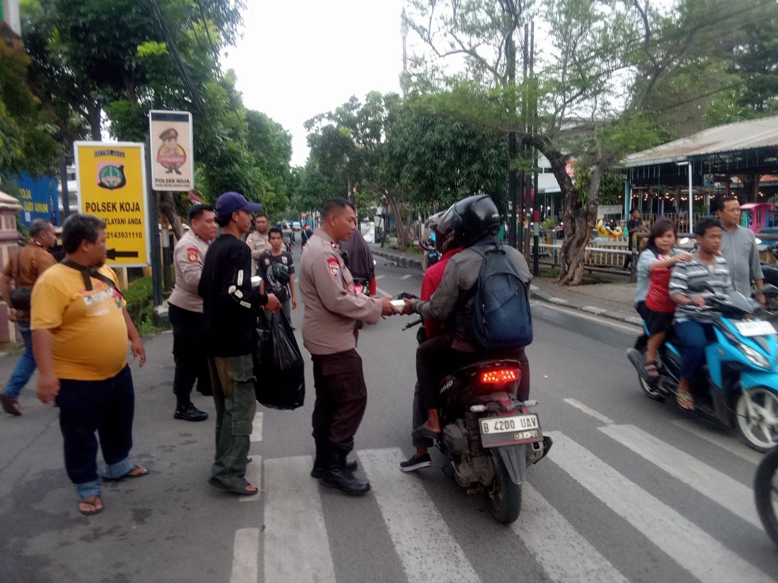 Jumat Berkah Polsek Koja: Wujud Kepedulian Polri Lewat 50 Paket Nasi Kotak untuk Warga dan Ojol
