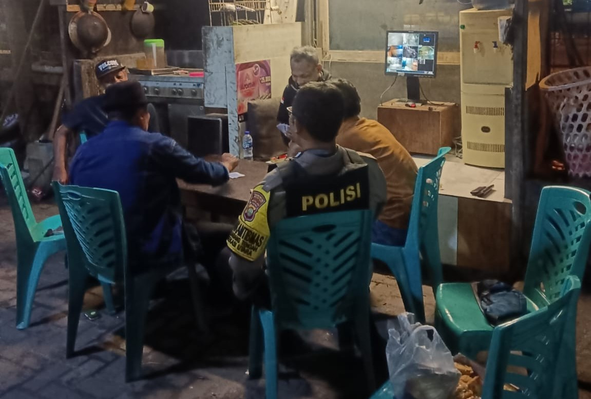 Jaga Kondusivitas Malam Hari, Bhabinkamtibmas Kaliabang Tengah Sambangi Sat Kamling Perum PUP