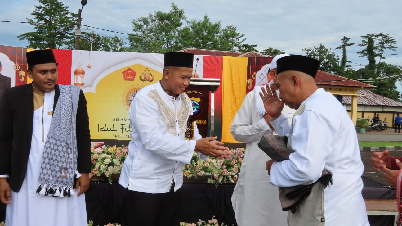 Dandim 1710/Mimika Laksanakan Sholat Idul Fitri di Lapangan Polres Mimika