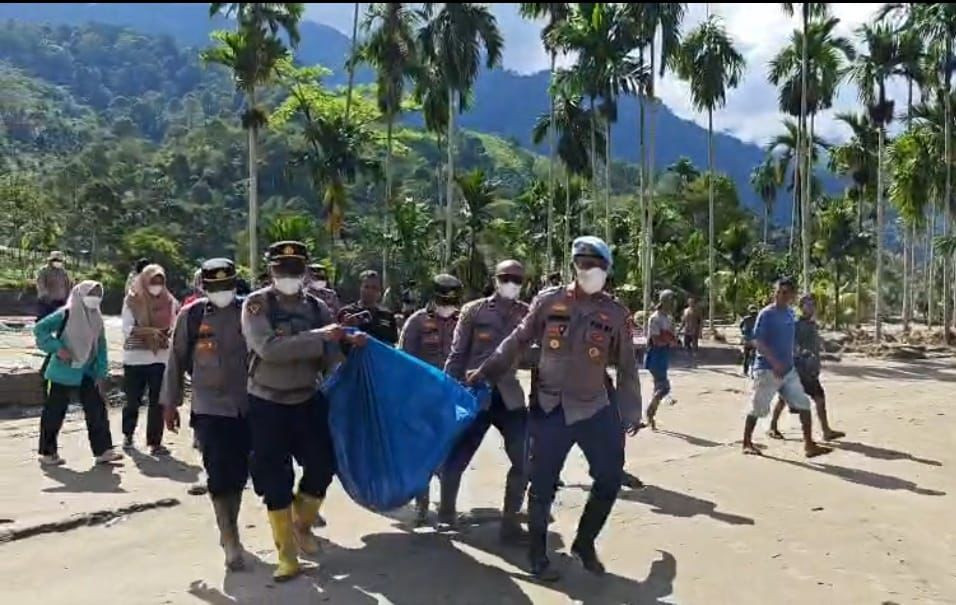 Polres Aceh Tenggara Berhasil Evakuasi Jenazah Korban Bencana di Sungai Alas