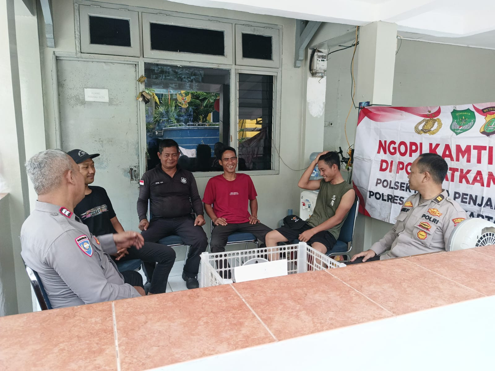 Polisi Ngopi Kamtibmas di Pluit: Serap Aspirasi Warga dan Perkuat Keamanan Lingkungan