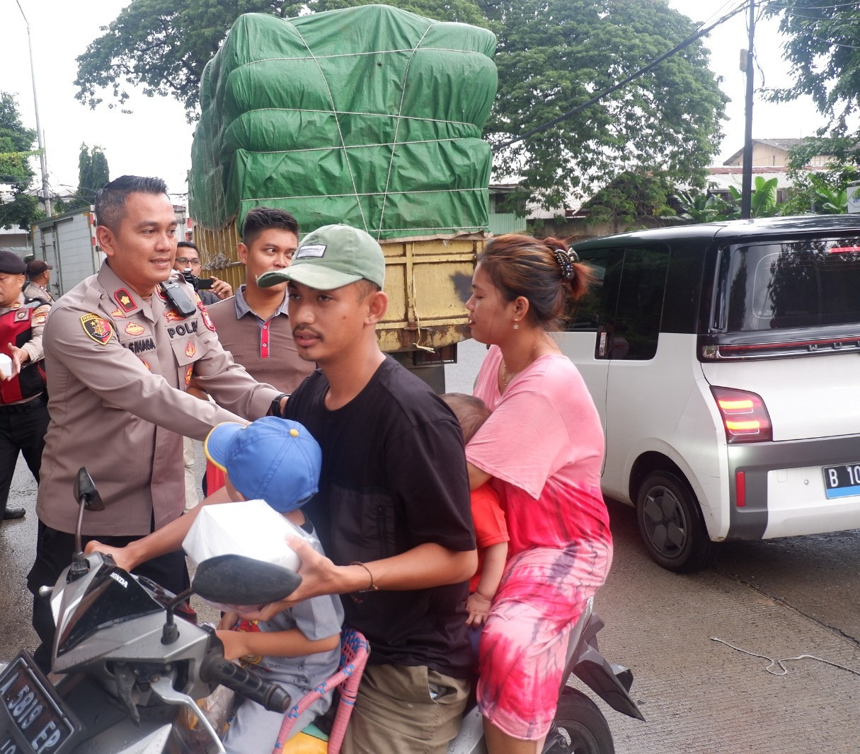 Polsek Pademangan Gelar Pembagian Takjil di Jl. Kampung Bandan