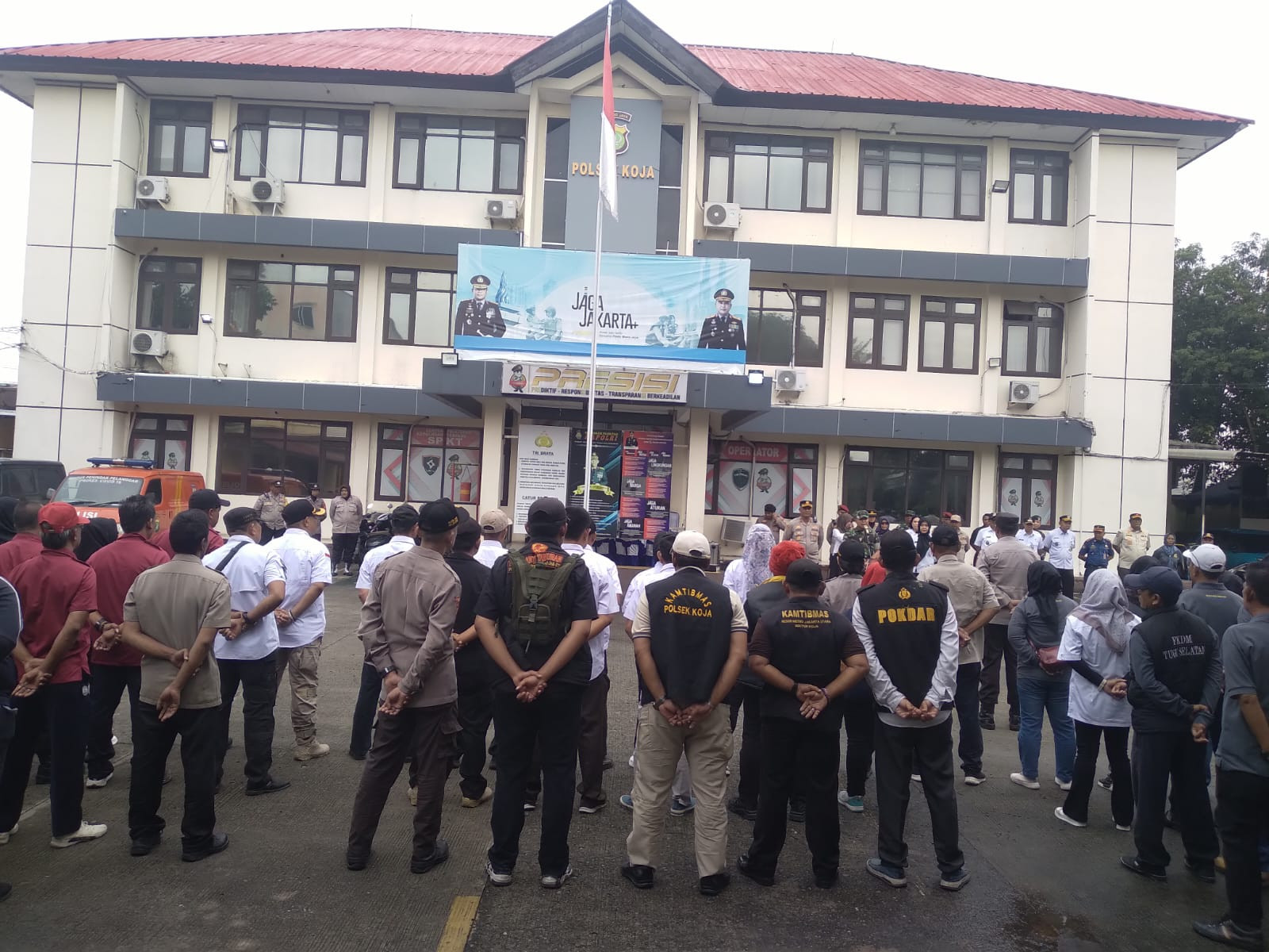 Kapolsek Koja Pimpin Apel Gabungan Tiga Pilar, Siapkan Pengamanan Malam Natal 2025 di Jakarta Utara