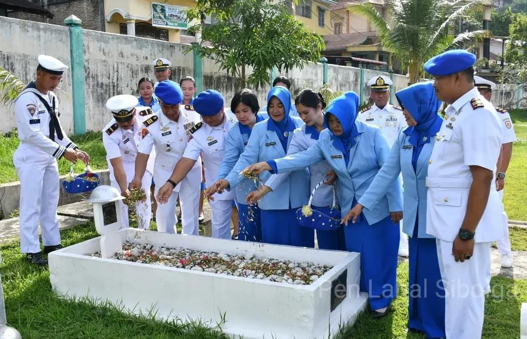 Lanal Sibolga Gelar Ziarah di Taman Makam Pahlawan Untuk Peringati HUT Ke-80 TNI Angkatan Laut