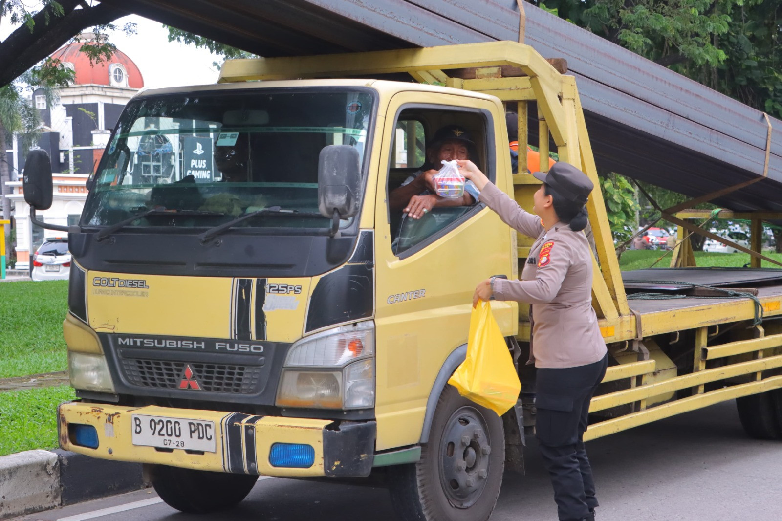 Kapolres Metro Bekasi Berbagi Takjil untuk Pengguna Jalan di Bulan Suci Ramadhan
