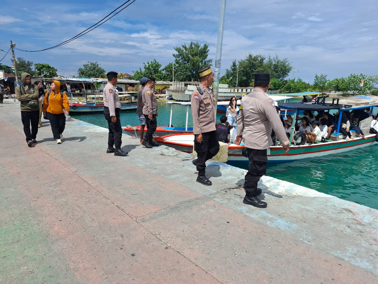 Kapolsek Kepulauan Seribu Utara Pantau Langsung Arus Balik Warga Pulau Kelapa ke Jakarta, Pastikan Keselamatan dan Keamanan Kapal