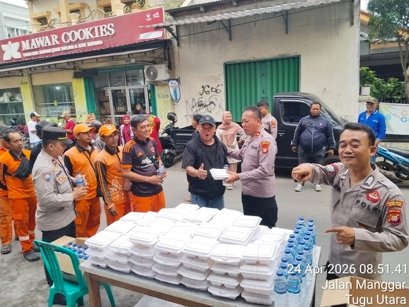 Polres Metro Jakarta Utara Salurkan 300 Nasi Box dalam Program Jumat Peduli, Wujud Nyata Jaga Jakarta dan Lingkungan