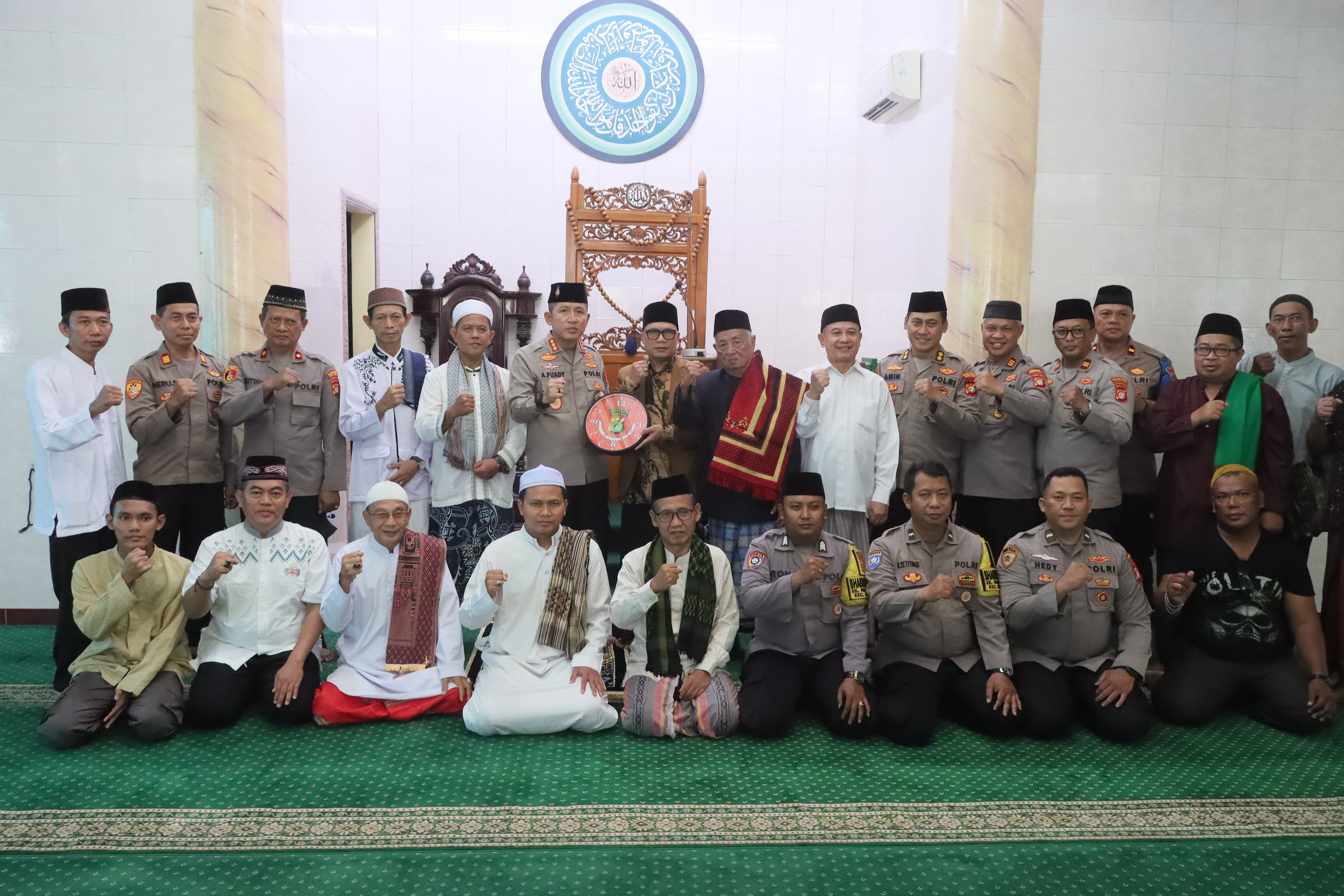 Kapolres Metro Jakarta Utara Laksanakan Jumat Keliling, Jumat Curhat, dan Jumat Berkah di Masjid Jami Al-Faizin