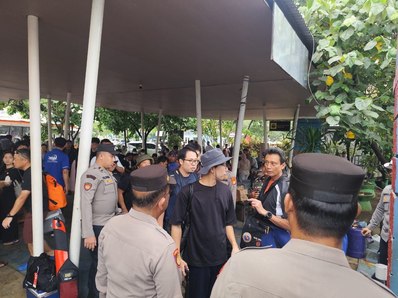 Polisi Polres Kepulauan Seribu Bersama TNI Amankan Keberangkatan Wisatawan di Marina Ancol